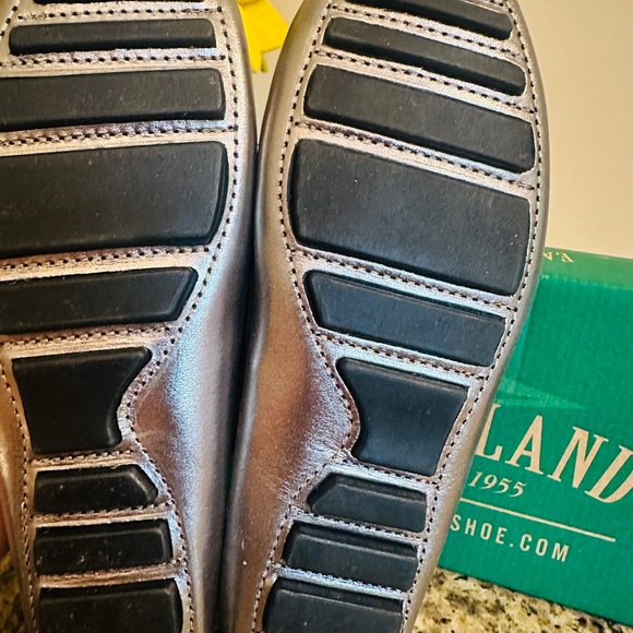 Eastland Patricia Penny Loafer Driving Moc Silver.
Size women 8.5. NWB. NWOT. - Picture 4 of 5
